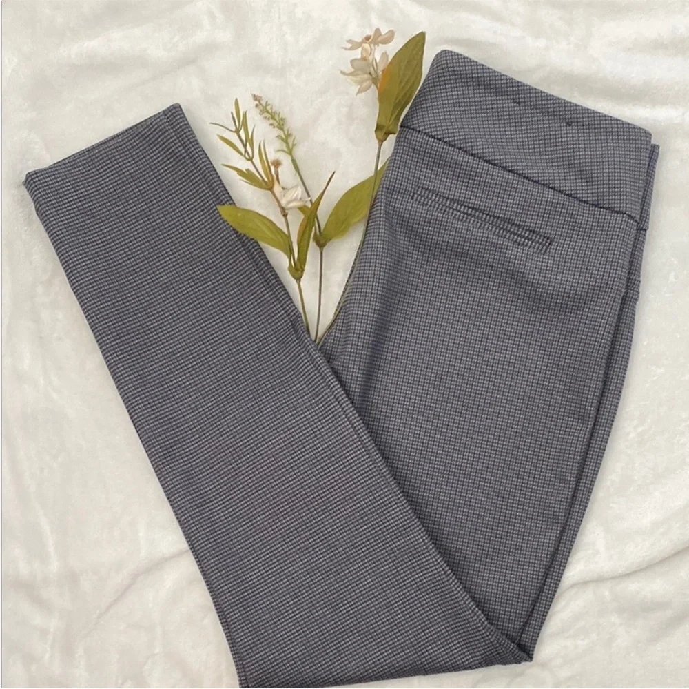 DALIA Women’s Gray Slim Fit Pants. Size M